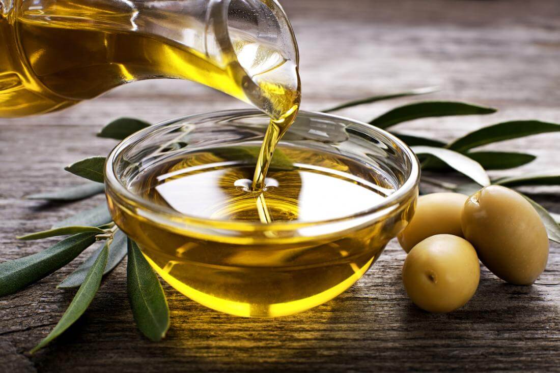 Olive oil for hydrating hair after bleaching