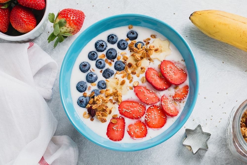 Noom green breakfast ideas - Blue Greek Yogurt and Granola Bowl